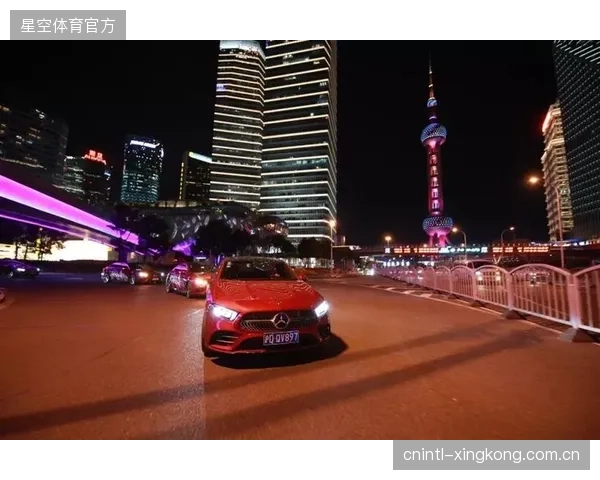 梅赛德斯-奔驰文化中心篮球架的快速折叠，揭示了多级四连杆机构的阻尼逻辑