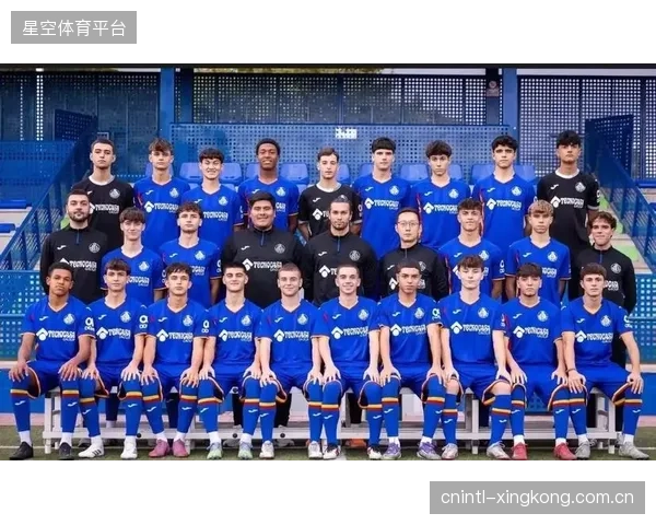 升班马科莫成为最大黑马，其基于控球的战术体系和稳固防守令人印象深刻，成功闯入欧冠区。